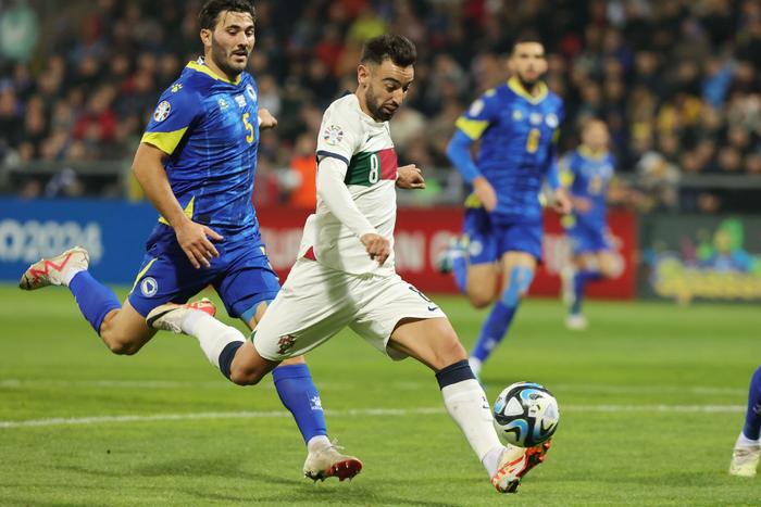 欧洲足球争霸赛场上火爆开赛，顶尖球队齐聚竞逐