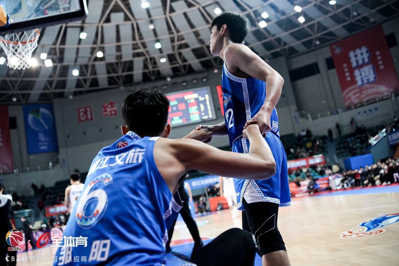 开云体育入口-包含福建男篮痛失主场优势，遗憾输给浙江对手的词条