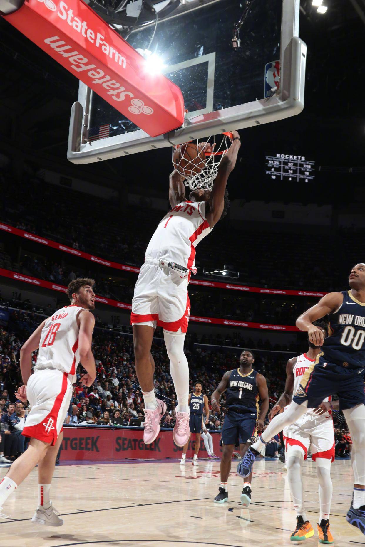 鹈鹕队内线优势凸显，击溃对手获得胜利的简单介绍