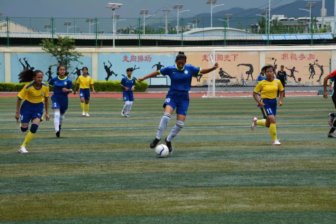 劲爆角逐！女子足球队全力以赴争胜的简单介绍