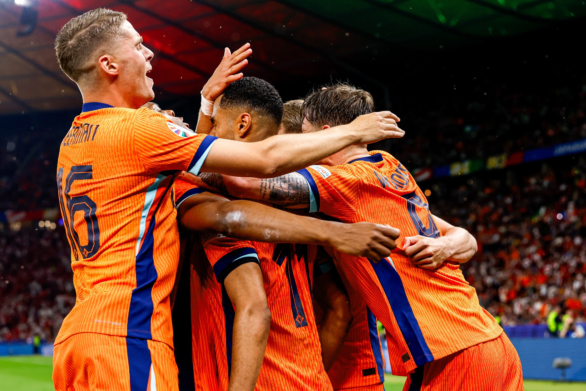 包含欧洲U足球锦标赛半决赛，荷兰队晋级决赛的词条