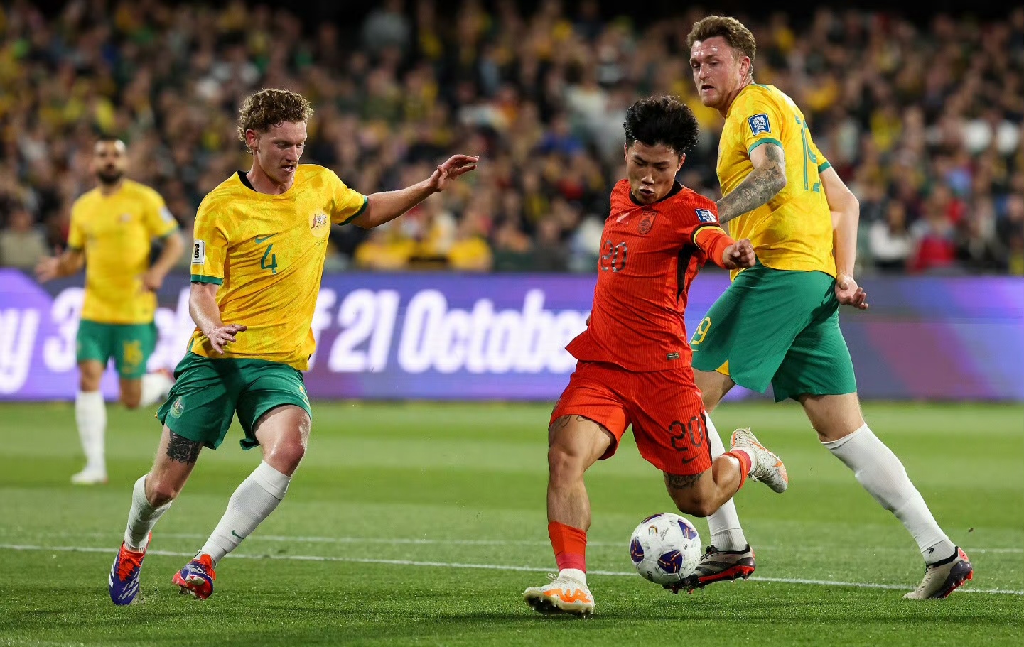 开云体育中国-关于足球赛场紧张瞬间，球队表现持续火热的信息