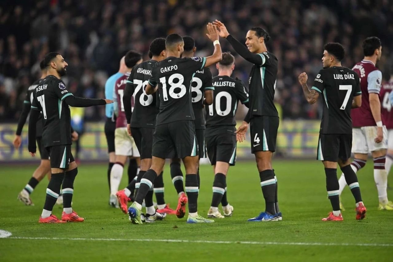 利物浦客场取胜，保持小组第一