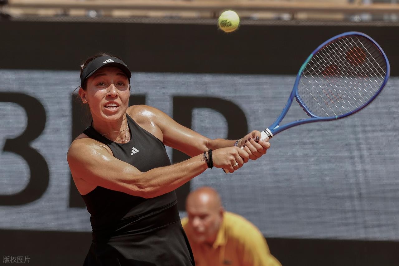 开云下载-网球比赛中，瑞士选手击败对手成功晋级