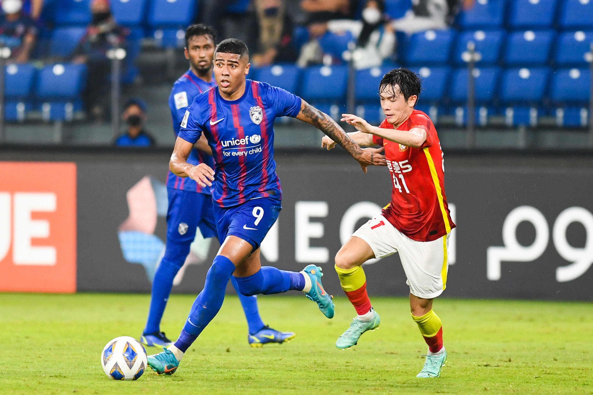 亚冠小组赛展开激烈角逐，国内球队获胜