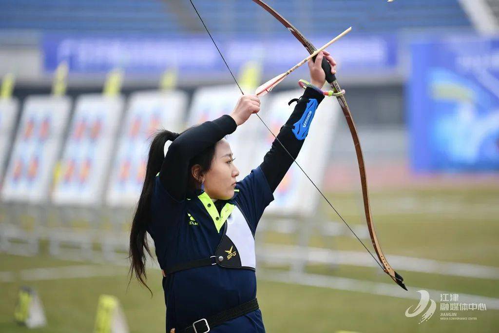 射箭选手精准瞄准，箭矢直扑目标的简单介绍