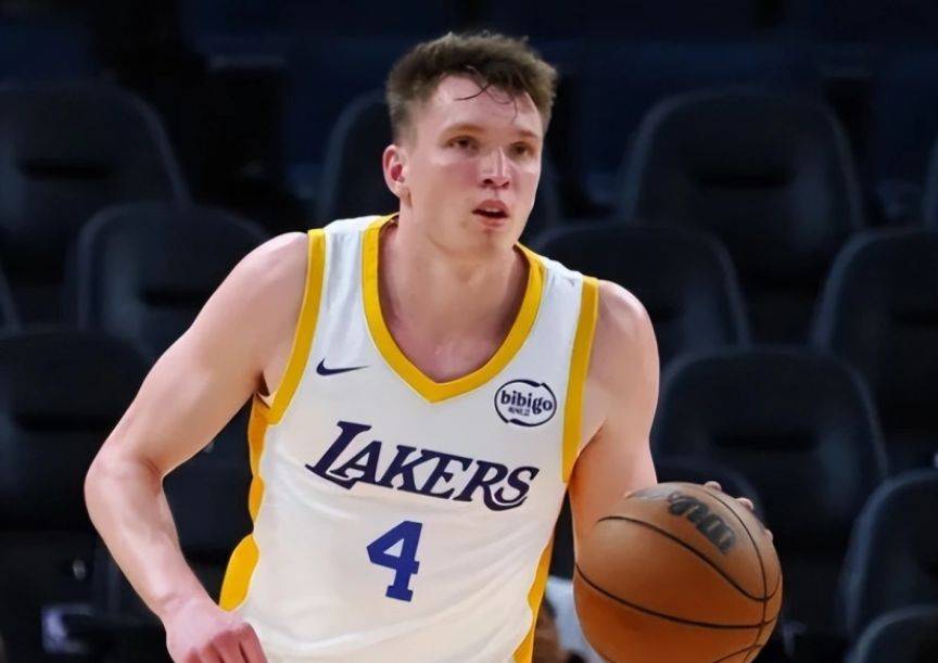 球队新秀表现抢眼，成为场上一大亮点