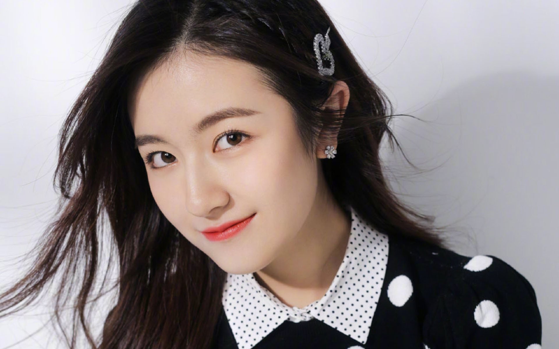 开云APP-鹰击长空胜烈日，新星闪耀欧冠场，体育精神的双重奏