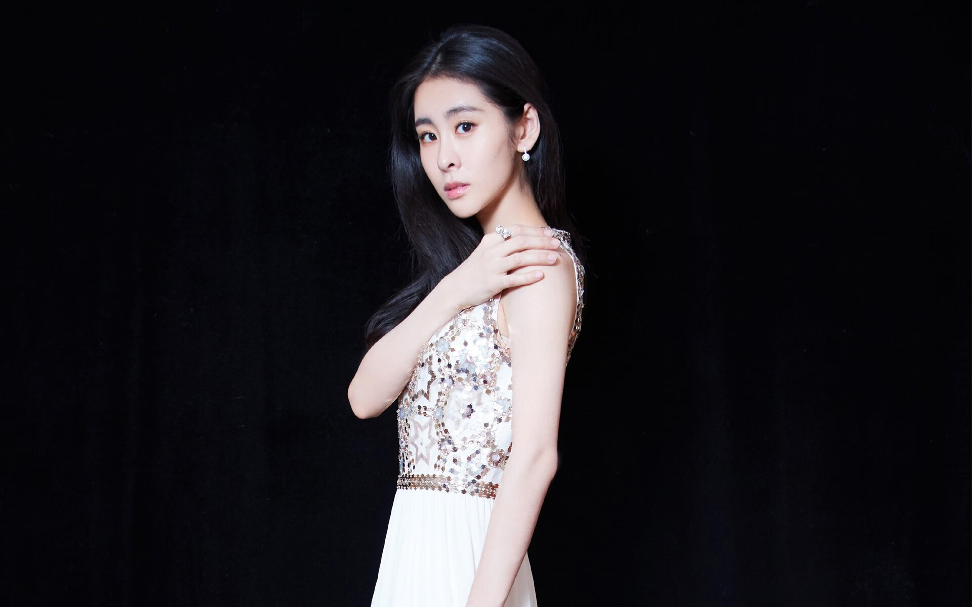 开云下载-绿茵双星，威尔士险胜智利展韧性，贝林厄姆德甲争冠战主宰赛场