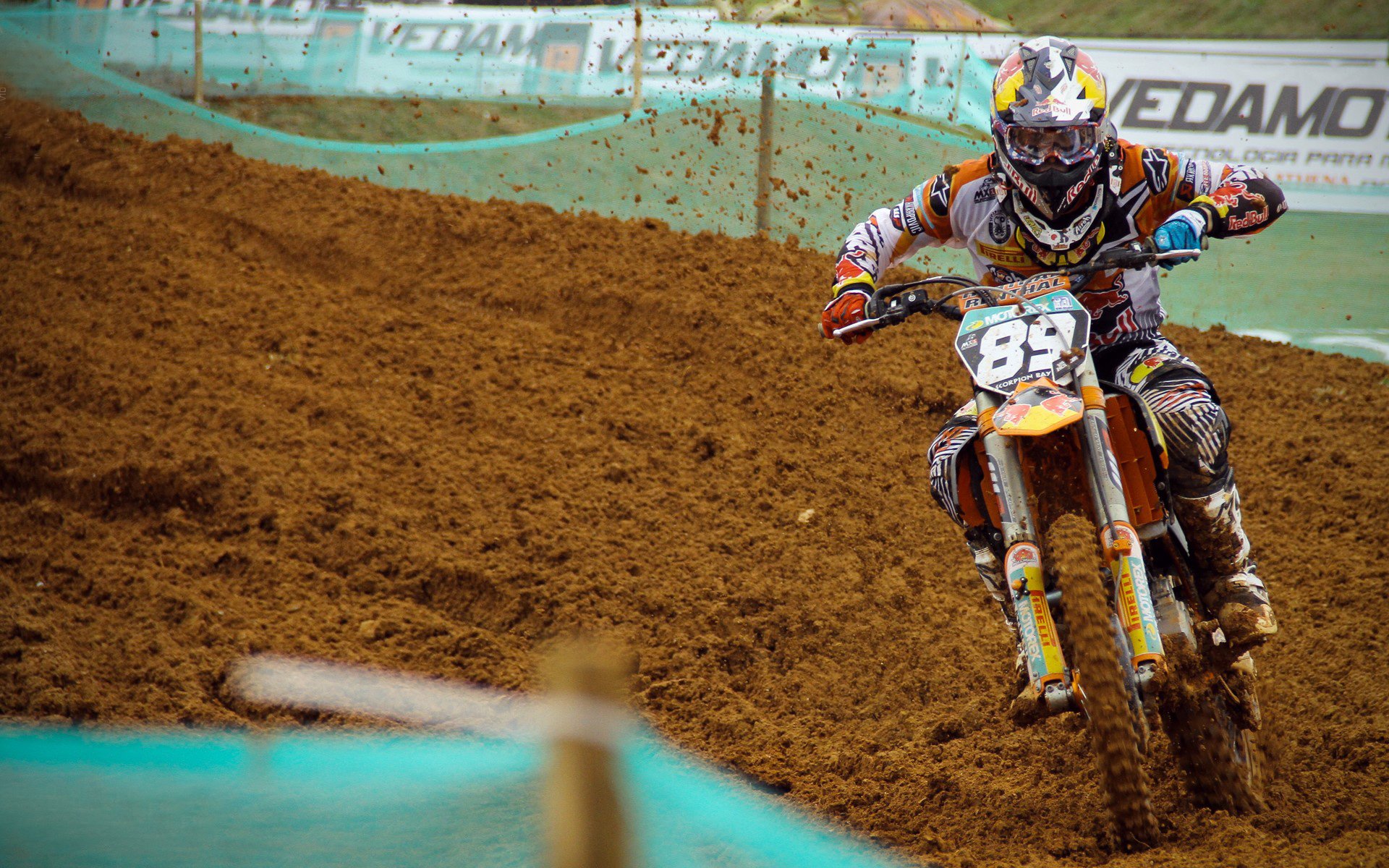 黑马奔腾！卡塔尔沙漠风暴险胜突尼斯，美加墨世界杯首战惊心动魄